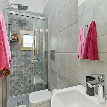 Pleasant With Courtyard Apartman