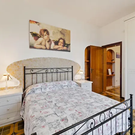 Pleasant With Courtyard Apartman