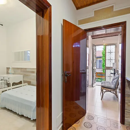 Pleasant With Courtyard *