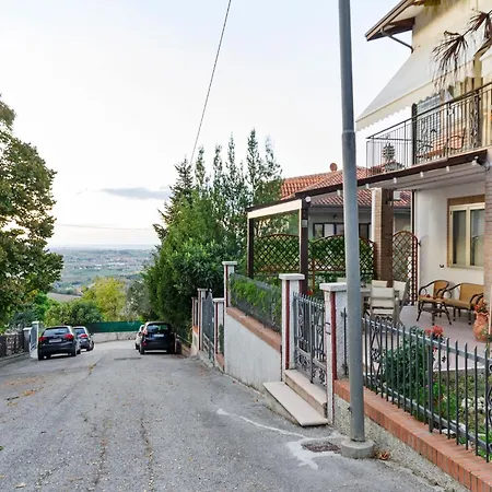 Pleasant With Courtyard *