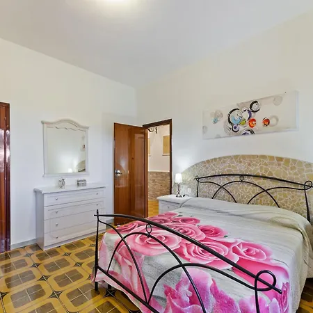 Pleasant With Courtyard Appartamento