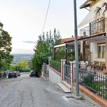 Pleasant With Courtyard *