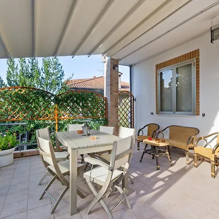 Pleasant With Courtyard *