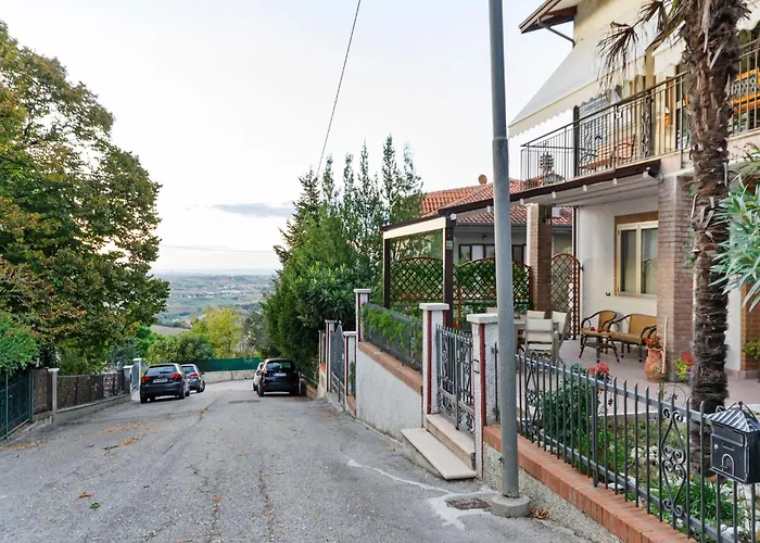 Pleasant With Courtyard *