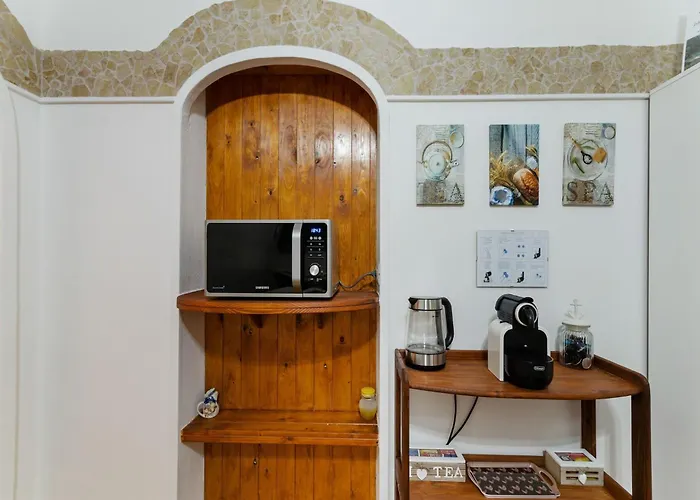 Pleasant With Courtyard *