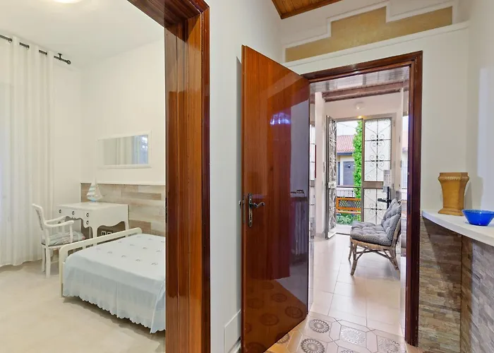 Pleasant With Courtyard *