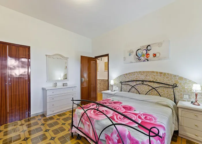 Pleasant With Courtyard Διαμέρισμα