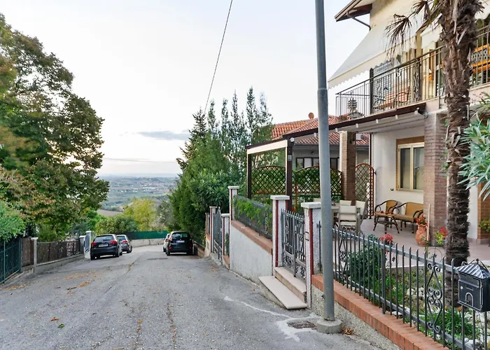 Pleasant With Courtyard *