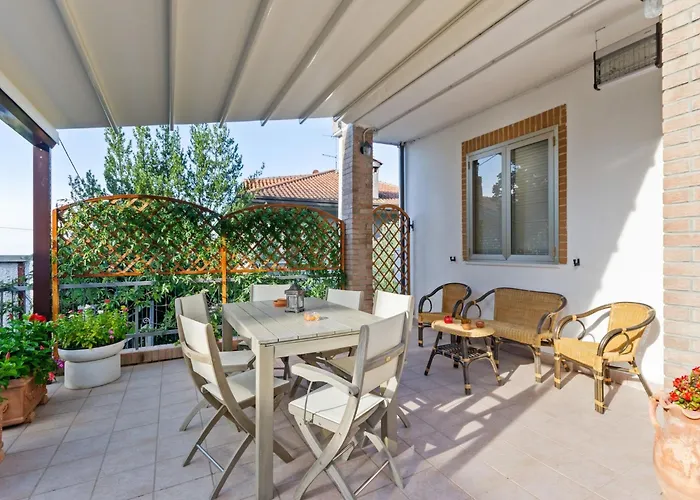 Pleasant With Courtyard *